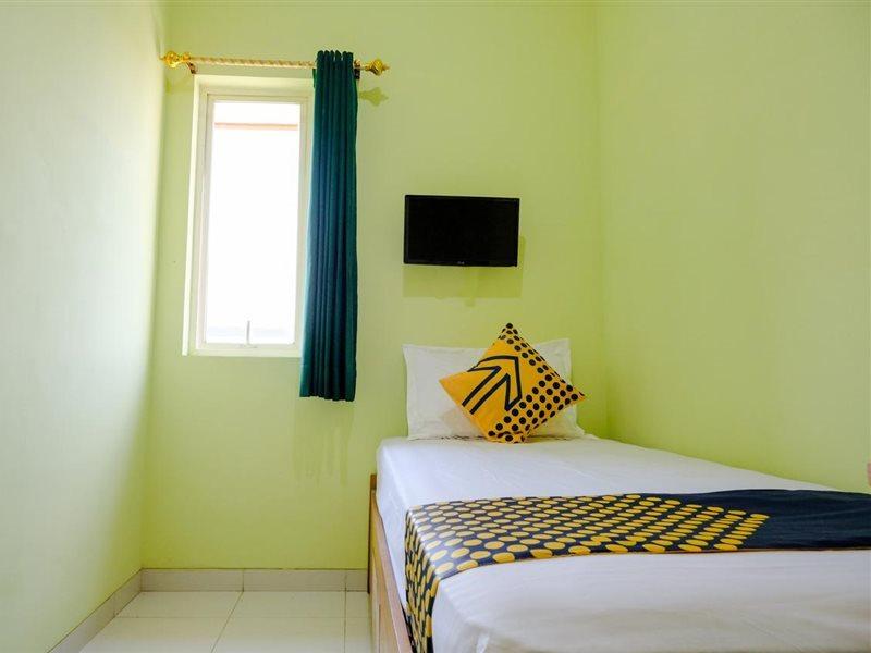 Spot On 2032 Kalyca Kos Family Syariah Hotel Malang Exterior photo